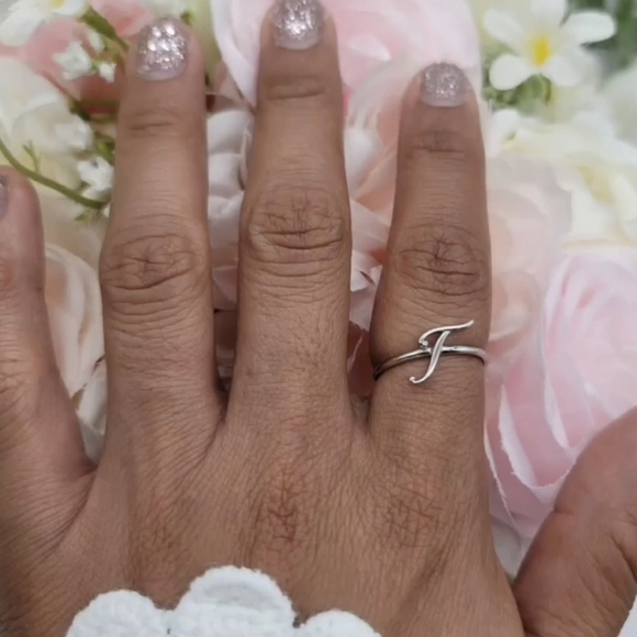 ♥️ DAINTY INITIAL STERLING SILVER RING - Picture 2 of 13